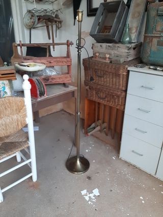 Lámpara de pie dorada de metal vintage 