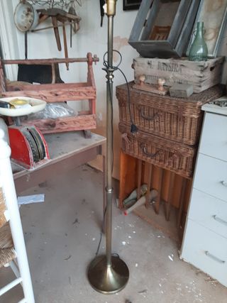 Lámpara de pie dorada de metal vintage 