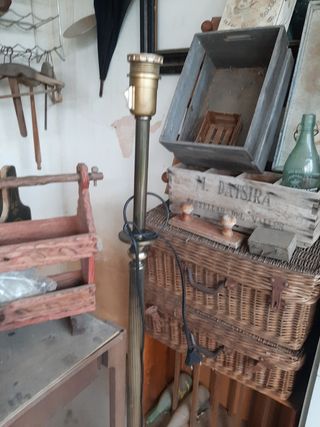 Lámpara de pie dorada de metal vintage 