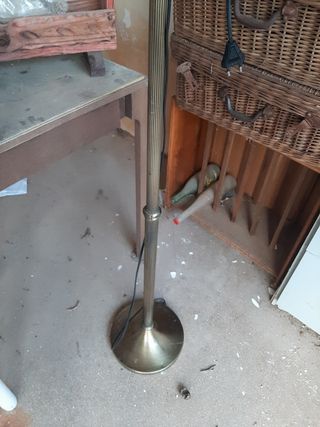 Lámpara de pie dorada de metal vintage 