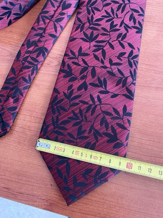 Corbata roja y negra con estampado floral de Cajsl