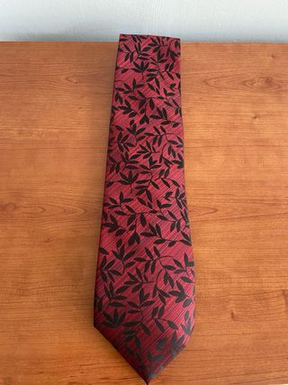 Corbata roja y negra con estampado floral de Cajsl