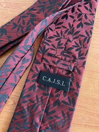 Corbata roja y negra con estampado floral de Cajsl