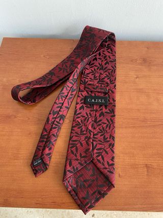 Corbata roja y negra con estampado floral de Cajsl