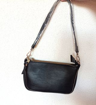 Bolso de hombro color negro detalles tachuelas 