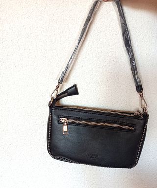 Bolso de hombro color negro detalles tachuelas 