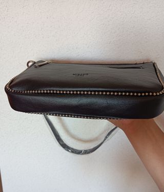 Bolso de hombro color negro detalles tachuelas 