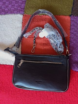 Bolso de hombro color negro detalles tachuelas 