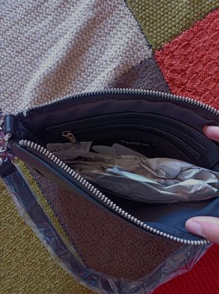 Bolso de hombro color negro detalles tachuelas 