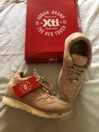 Zapatillas Xti Beige con Pedrería y Dorado