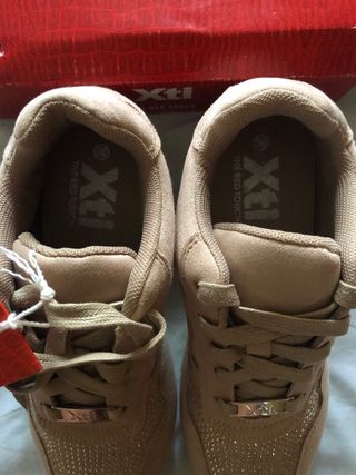 Zapatillas Xti Beige con Pedrería y Dorado