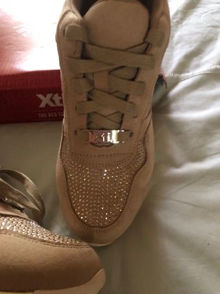 Zapatillas Xti Beige con Pedrería y Dorado