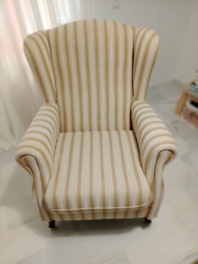 Sillón orejero de tela a rayas