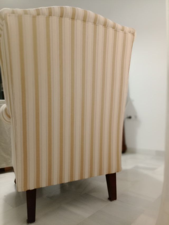 Sillón orejero de tela a rayas