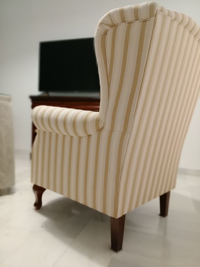 Sillón orejero de tela a rayas