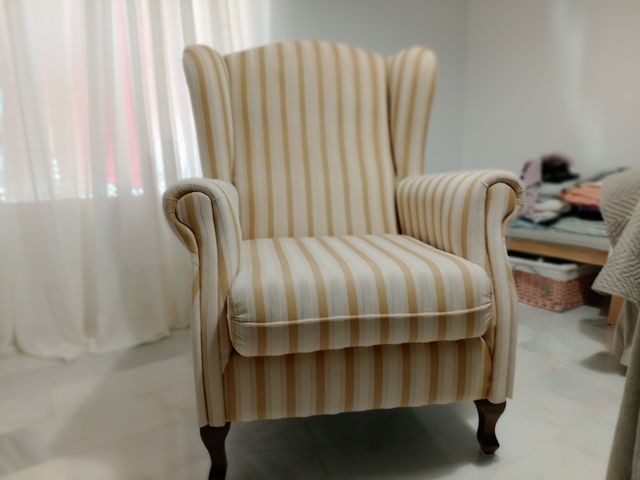 Sillón orejero de tela a rayas