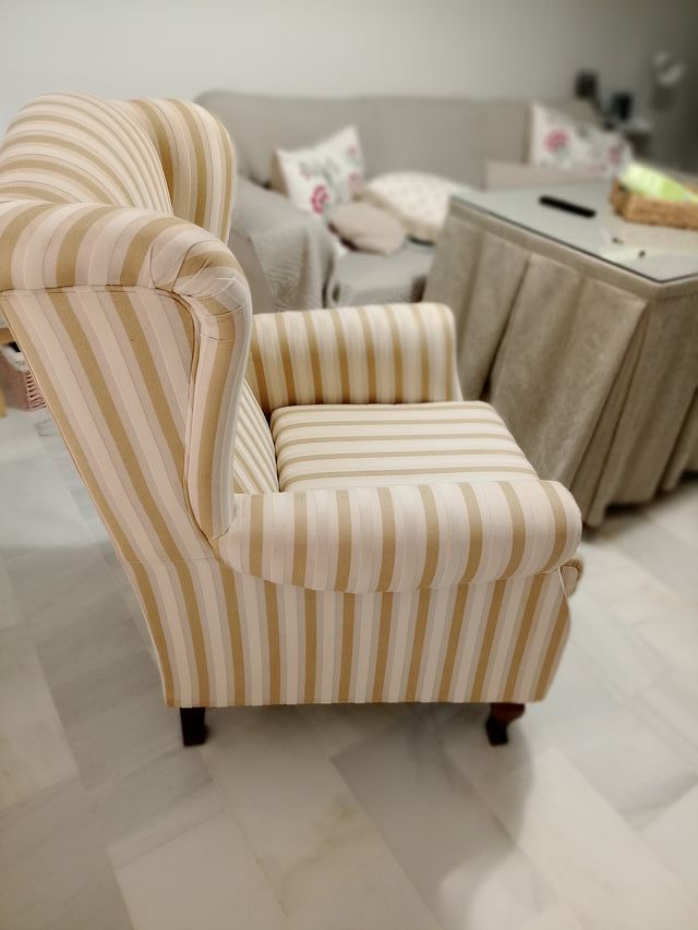 Sillón orejero de tela a rayas