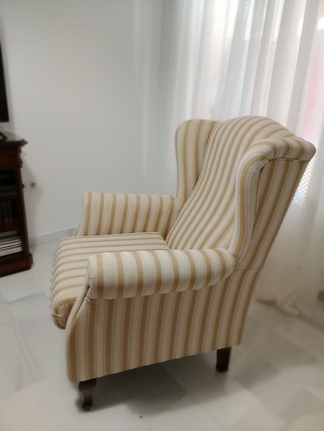 Sillón orejero de tela a rayas