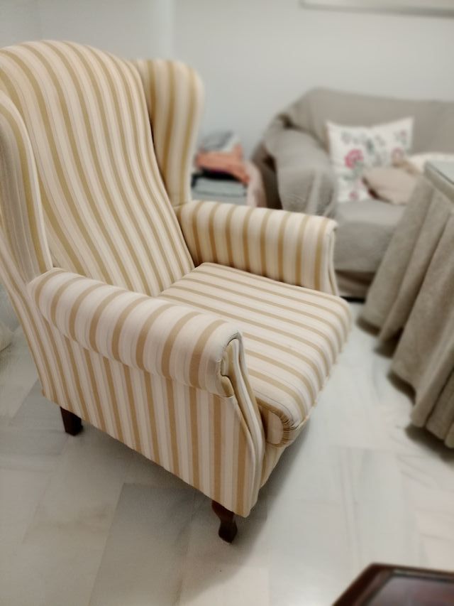 Sillón orejero de tela a rayas