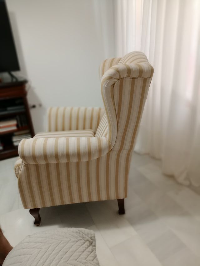 Sillón orejero de tela a rayas