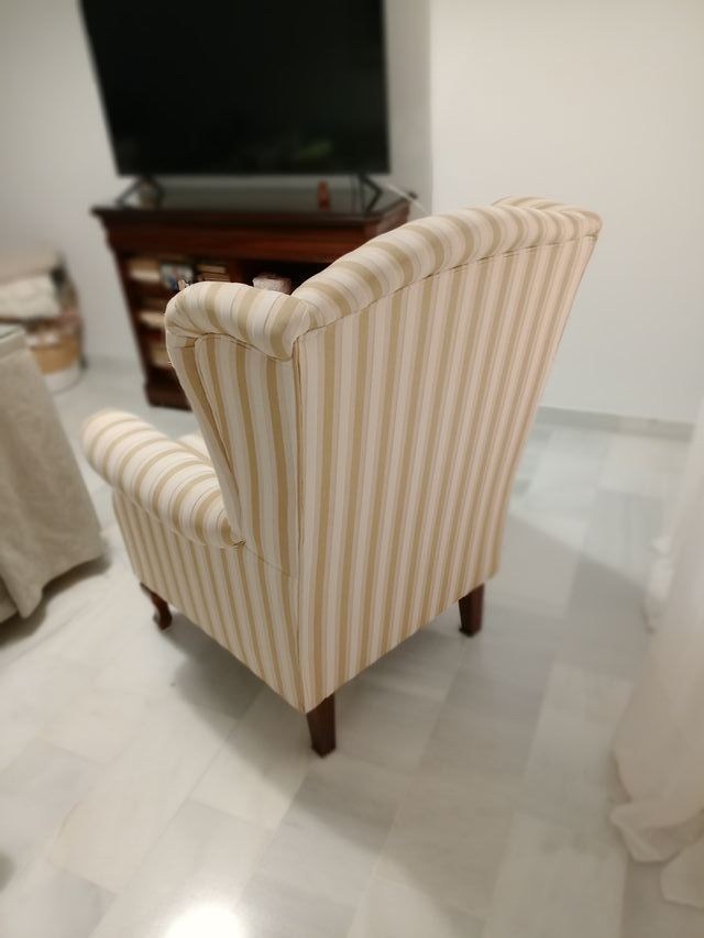 Sillón orejero de tela a rayas