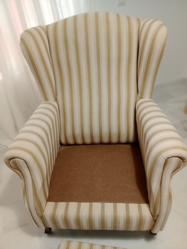 Sillón orejero de tela a rayas