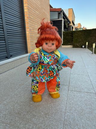 Muñeca grande de tela multicolor