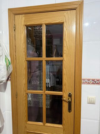 Puerta de madera con cristal