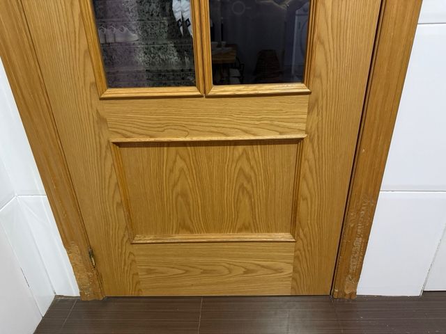 Puerta de madera con cristal