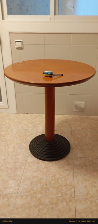 Mesa redonda de madera.