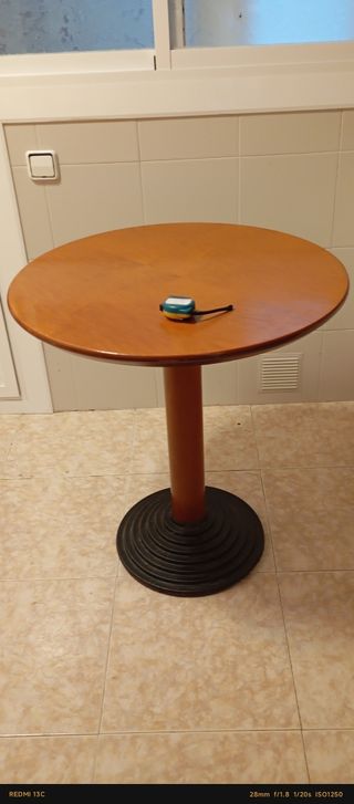 Mesa redonda de madera.