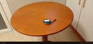 Mesa redonda de madera.