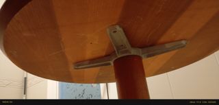 Mesa redonda de madera.