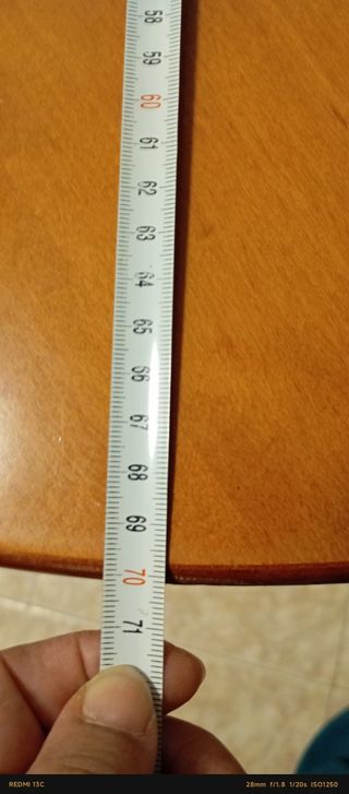 Mesa redonda de madera.