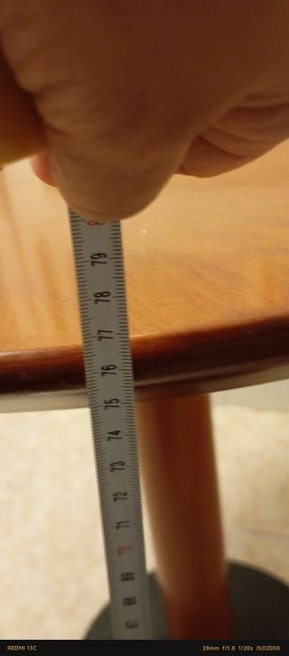 Mesa redonda de madera.