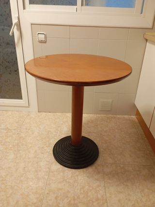 Mesa redonda de madera.