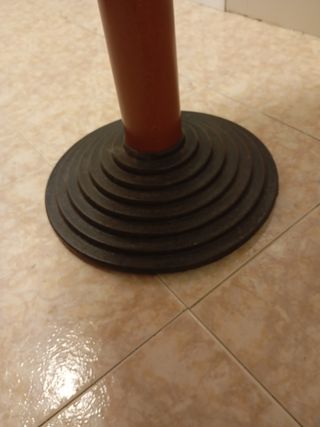 Mesa redonda de madera.