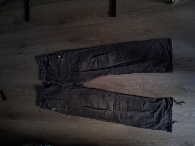 Pantalones grises desgastados
