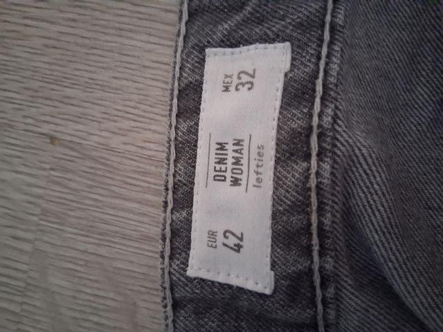 Pantalones grises desgastados