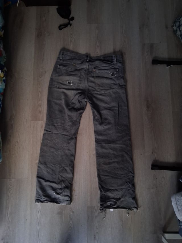 Pantalones grises desgastados