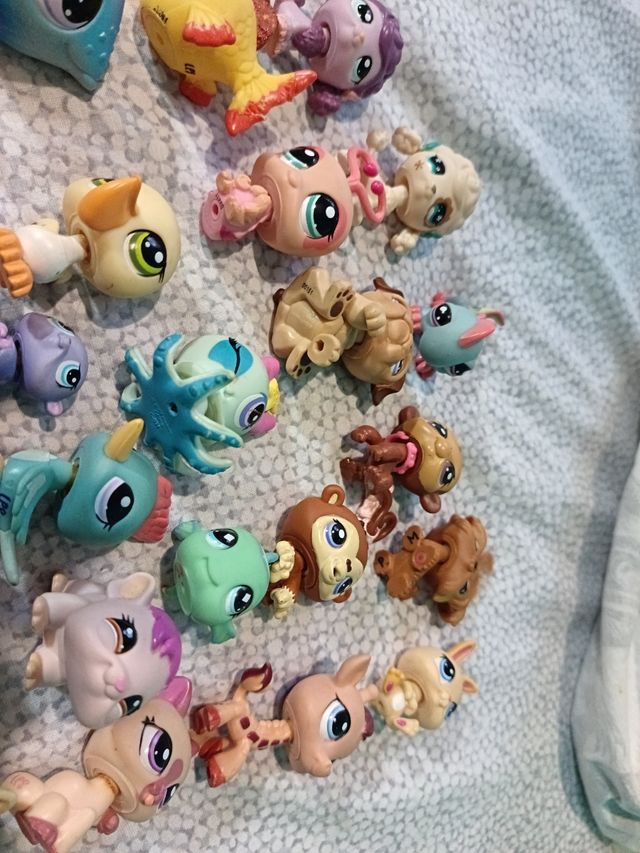 Lote de 30 figuras Littlest Pet Shop.
