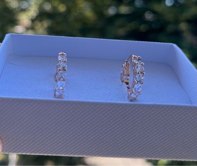 Orecchini a cerchio oro laminato 585RGcon zirconi