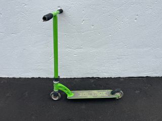 Patinete infantil verde 10 años.