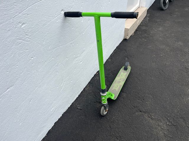 Patinete infantil verde 10 años.