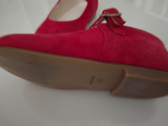 Zapatos rojos de ante para bebé