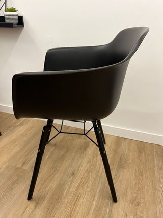 Mesa redonda cristal y 2 sillas negras