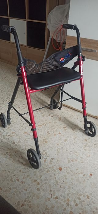 Andador con ruedas y asiento
