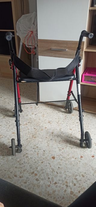 Andador con ruedas y asiento