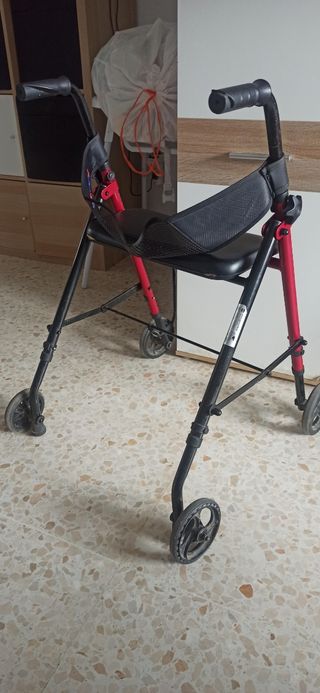 Andador con ruedas y asiento