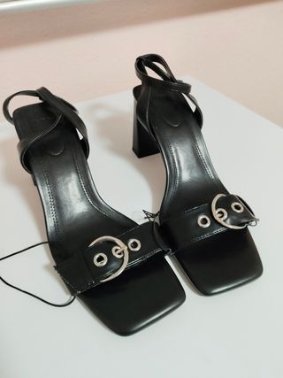 Sandalias tacón negras con hebilla